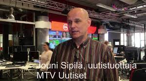 Vuonna 2018 Jouni Sipilän titteli oli uutistuottaja. Kipusiko herrahissi ylöspäin rahoituksen saamisen jälkeen.jpg