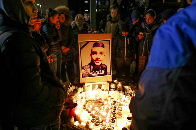 Sadat ihmiset kokoontuivat kunnioittamaan ammutun Ahmed Obaidin muistoa perjantai-iltana Rosengårdissa Malmössä. (KUVA: ANDREAS HILLERGREN / TT)