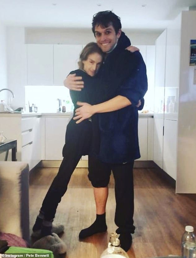 Britti-tositvtähti Nikki Grahame exänsä kainalossa 38-vuotiaana.jpg