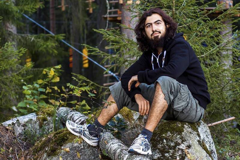 Rasid Tugral oli vaihto-opiskelijana Jyväskylän yliopistossa syksyn 2014. Kämppäkaveri Anbu Poosakkannu tiesi Tugralin uskonnäkemykset ja halun liittyä Isisiin, mutta Poosakkannu ei koskaan pelännyt. Päinvastoin, hän kuvaa Tugralia mukavaksi kaveriksi. Rasid Tugralin Facebook-albumi kuvat