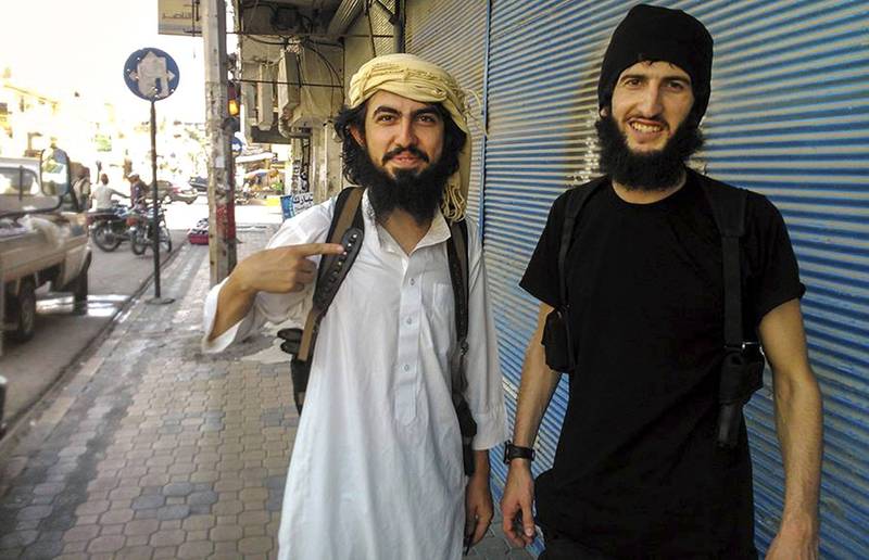 Isis-taistelija Rasid Tugral kaverinsa kanssa Rakkassa heinäkuussa 2015.