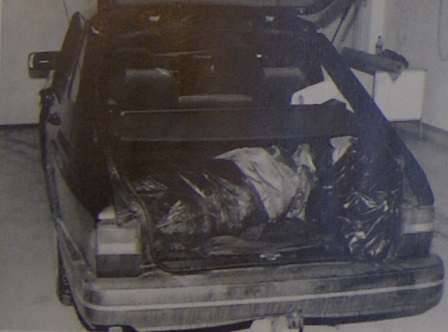 Morren ruumis löytyi anastetun Saabin tavaratilasta. Kuva poliisi/Murharyhmä 1/1998.