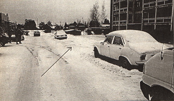 Nuolen osoittamasta kohdasta, osoitteesta Vaakamestarintie 2, löytyi anastetuksi ilmoitettu Saab 900i.