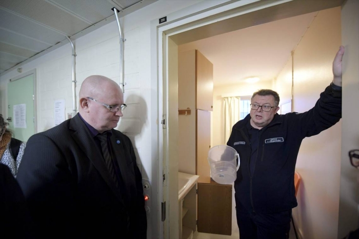 Ministeri Lindströmille näytetään virtsaa ja ulostetta tavallisesti sisälläänpitävää astiaa jota tuolla kutsutaan paljuksi.jpg