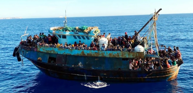 Toinen Lampedusan saarelle tänään saapuneista aluksista kuljetti mukanaan 415 siirtolaista. ANSA / EPA