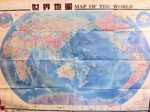 Kiinalaisten käyttämässä maailmankartassa on luonnollisesti Kiina kartan keskellä.jpg
