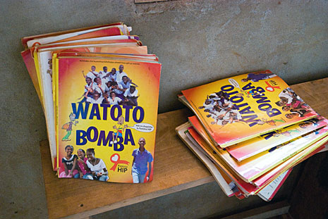 Hombozan kylän koulukirjaston kirjoja. Homboza kuuluu Kizarawen kuntaan Tansaniassa.jpeg
