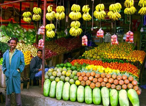 Etiopialainen hedelmä- ja kasvismyymälä.jpg