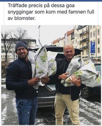 Miehet viemässä kukkia laitokselle rikostutkija Springaren rohkeasta avautumisesta johtuen.jpg