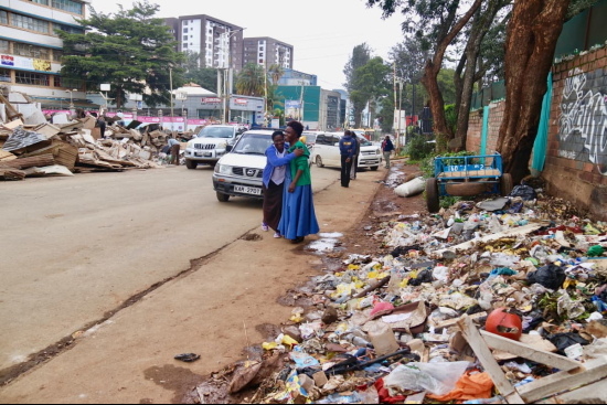 Muoviroskia Nairobin kaduilla 2018. Tässä vaiheessa muovipussikielto oli jo alkanut vaikuttaa, mutta vanhoja roskia oli edelleen kaduilla paljon.jpg