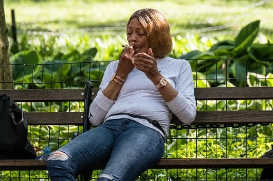 blm-kräkhuora kiskoo lasipiippua liberaalissa Washington Square Parkissa.jpg