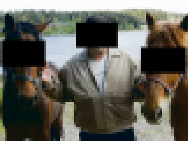 kuva aidosta mannesta perinteinen vaalea heimotakki yllään, kuva ei liity ketjun tapaukseen muulta osin.