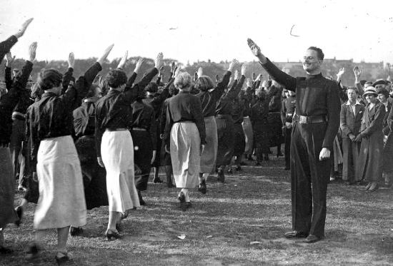 Toki hailaaminen luonnistui Sir Oswald Mosleyltä itseltäänkin.jpg
