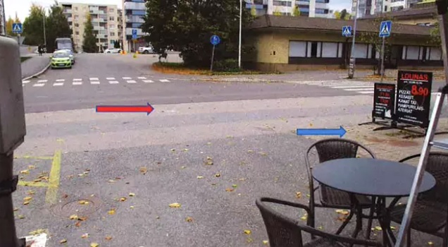 Tapahtumapaikka Keskisenkadulla Kaukajärvellä. Poliisin merkitsemä punainen nuoli kertoo uhrin heittämän juomalasin sirpaleiden paikan. Sinisen nuolen päässä on verilammikon sijainti. KUVA: POLIISIN ESITUTKINTAMATERIAALI