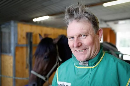 Erkki-Pekka Mäkinen vuonna 2018 tallillaan Teiskossa. Kuva Kalle Parkkinen.