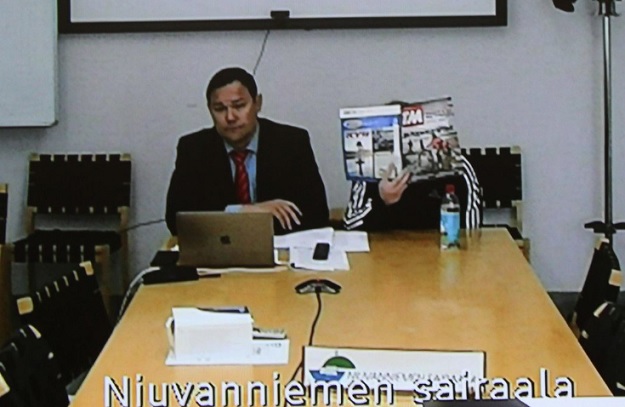 Asianajaja Tommi Hytönen ja syytetty mies osallistuivat käsittelyyn videoyhteydellä Niuvanniemen sairaalasta. Kuva Mika Rinne.