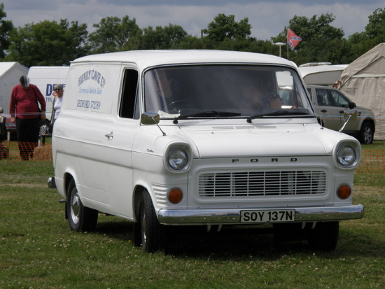 Ford Transit hieman vanhempaa vuosimallia.jpg