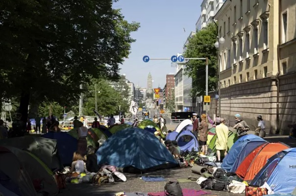 Elokapina-liikkeen mielenosoittajat siirtyivät Helsingin Unioninkadulle. KUVA: SEPPO SAMULI / LEHTIKUVA