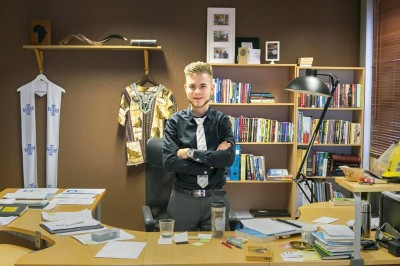 Patrick Tiainen johtaa kirkkoa kokkolalaisessa teollisuushallissa.jpg
