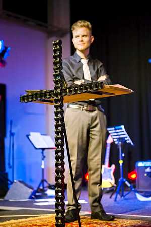 Tiainen saarnaa kuutena päivänä viikossa.jpg