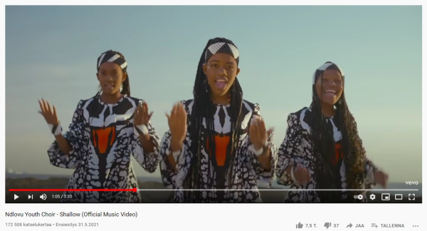 Ndlovu Youth Choir -kuoron tyttöjä afrikkalaisiin asuihin ja koruihin pukeutuneina.jpg