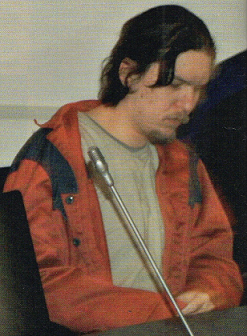 Henri Ruhala leivättömän pöydän ääressä. Kuva Alibi 4/2010.
