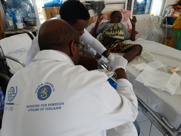Suomen kehitysyhteistyöstä kertova työvaate Hargeisa Group Hospital -sairaalassa.jpg