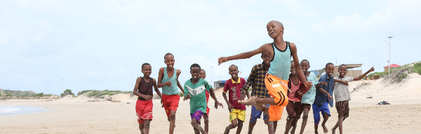 Somalipojat rannalla pelaamassa.jpg