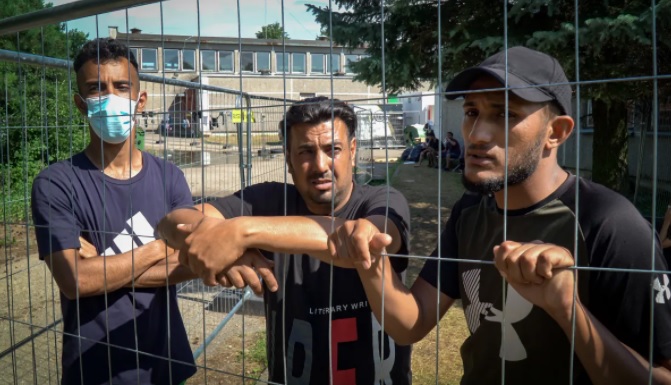 Hassan (vas.), Firas (keskellä) ja Abdi matkaan Irakista luettuaan Facebookista, että Valko-Venäjä avaa rajan Liettuaan.<br />Firas (keskellä) oli Suomessa 2015-17. Hänet käännytettiin Irakiin, mutta nyt hän yrittää uudestaan Suomeen. Myös Hassan (vas.) ja Abdi matkaan Irakista luettuaan Facebookista, että Valko-Venäjä avaa rajan Liettuaan. Kuva Antti Kuronen / YLE
