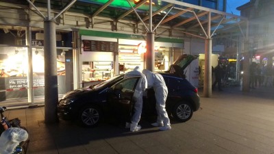 Polizei -kolleegat tutkivat kepposteluun käytettyä vuokra-autoa.jpg