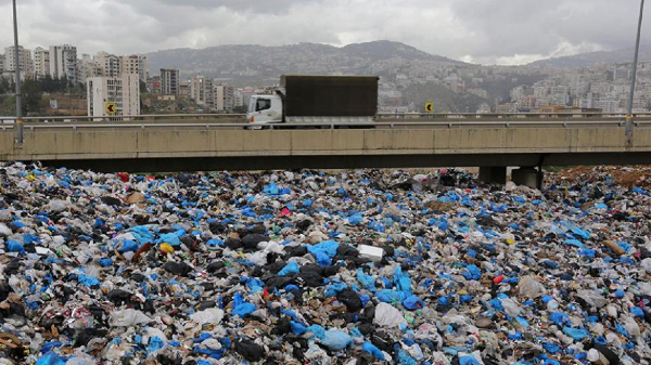 Jätteitä valtatien varrella Beirutissa. Kuva on otettu 19.1.2016.jpg