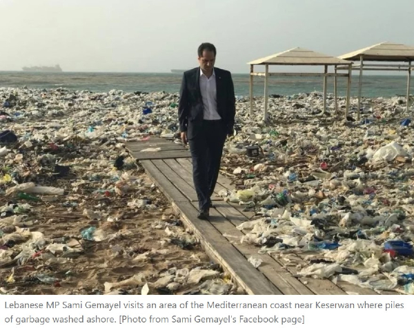 Libanonilainen kansanedustaja Sami Gemayel vieraili entisellä uimarannalla - nykyisellä roskarannalla.jpg