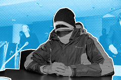 Terrorismista syytetty mies kuvattuna Helsingin käräjäoikeudessa lokakuussa 2014. Kuvaa on muokattu. Lehtikuva, kuvamuokkaus / Ylen kuvatoimitus