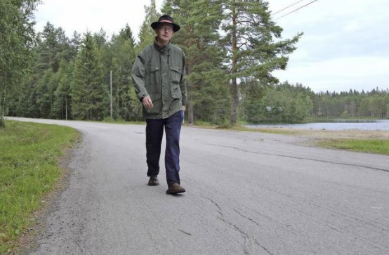 Ohjaaja, tuottaja Petri Salonius miettii, minne asti Pekka Tuukkanen ennätti kulkea Perho–Kinnula-tiellä kesäyönä heinäkuussa 2004. Kuva Juha Sahlgren.