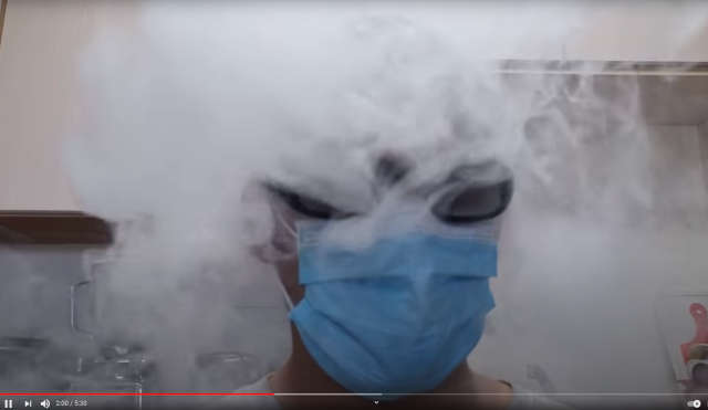 Hyvin ne toimii - kunhan painaa sivut ja nenän kohdalta käsillä koko ajan kiinni, mutta siltikin viruspartikkelit pääsevät maskin läpi, tosin....jpg