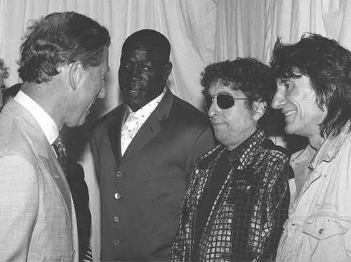 Prinssi Charles on tavannut Bob Dylania useampaan kertaan. Kuvassa myös Ronnie Wood Rolling Stonesista. Dylanilla ja Woodilla on juutalaiset juuret. Brittihovi ollut vaitonainen juutalaisyhteyksistään.jpg