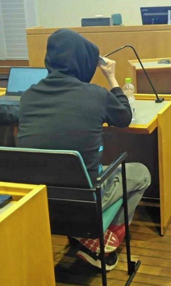 Pupuhuhdan murhasta syytetty mies peitti kasvonsa medialta huhtikuun istunoissa. Kuva Heikki Kärki.