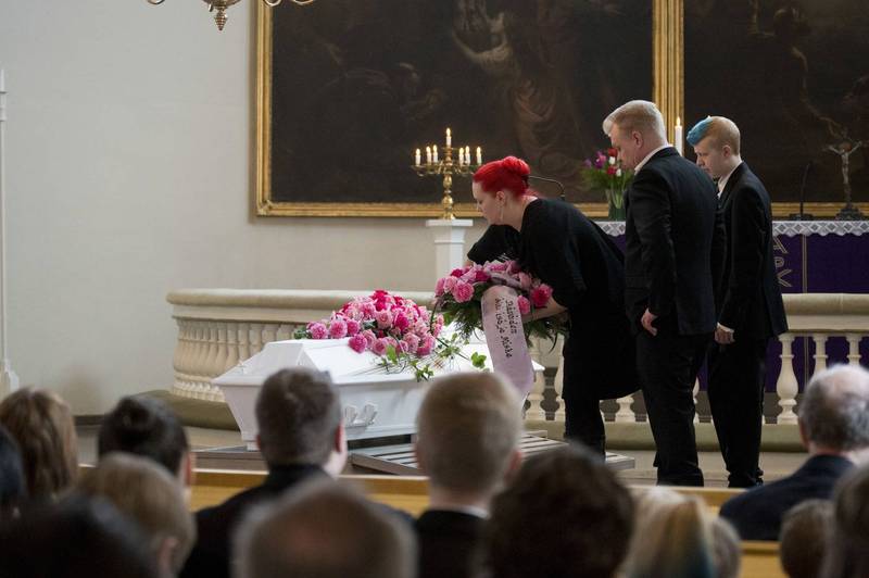 Nuku tuoksuun kukkien, nuku lauluun lintujen, nuku nuoruusunelmiin, nuku kevättoiveisiin, hyvästelivät Milla Virtasen äiti Taru, isä Mikko ja pikkuveli Miska rakkaansa.