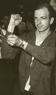 Clenched fist - Communism Victory Salute (lähde: AP Press)