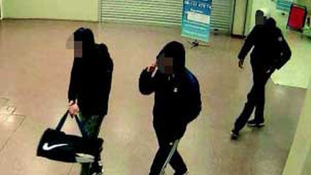 Poliisin kuva pojista kun kantavat Kalasnikov-kassia.jpg