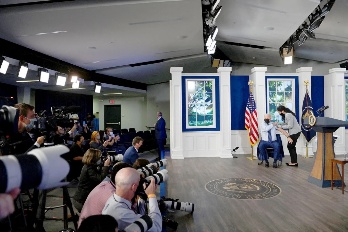 Bidenin boosterishow hänelle tehdyssä valevalkoisessa talossa.jpg