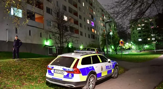 Poliisi epäilee, että kahta lasta puukotettiin ja sen jälkeen heidät heitettiin parvekkeelta. KUVA: TT / LEHTIKUVA / JONAS EKSTRÖMER