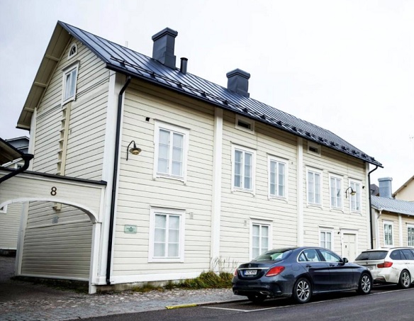 Poliisit löysivät uhrit aivan vanhan Porvoon tuntumassa sijaitsevasta asunnosta. Samassa talossa on asunut aikoinaan J.L. Runeberg. KUVA: TERHI YLIMÄINEN