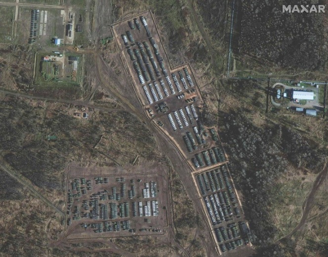 Marraskuun alussa Ukrainan rajan läheisyydestä otettu satelliittikuva paljastaa, että alueelle on siirretty huomattavat määrät venäläistä kalustoa. KUVA: MAXAR TECHNOLOGIES / AFP
