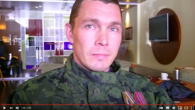 Petri Viljakainen taistelee Donbassissa Ukrainan hallituksen joukkoja vastaan. Kesäkuussa hän kertoi, että patruunoita ja aseita riittää. Kuva: Kuvakaappaus Johan Bäckmanin YouTube-kanavalta