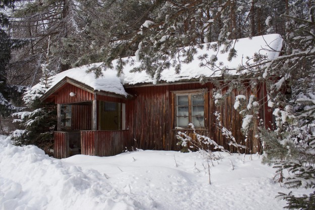 Järkyttävän murhenäytelmän loppu kuvattiin Liimattalassa Lamminpääntiellä. Talo, josta kahdeksan surmanluotia elokuvassa ammuttiin, on yhä pystyssä.