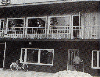 Hilkka kaksikerroksisen loistokiinteistönsä kuistilla kesällä 1972. Tämä kuva on todennäköisesti viimeinen, mikä Hilkasta on otettu. Teksti Alibi 3/1989, kuva Laitisten albumista.