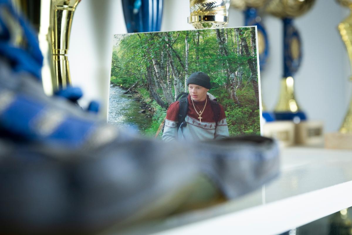 Jussi Peltola oli isänsä mukaan määrätietoinen nuori mies, joka meni läpi vaikka harmaan kiven saadakseen ongelmat ratkaistua. Hän piti myös heikoimpien ja pienimpien puolta. Hän opiskeli turvallisuuslukiossa Riihimäellä.