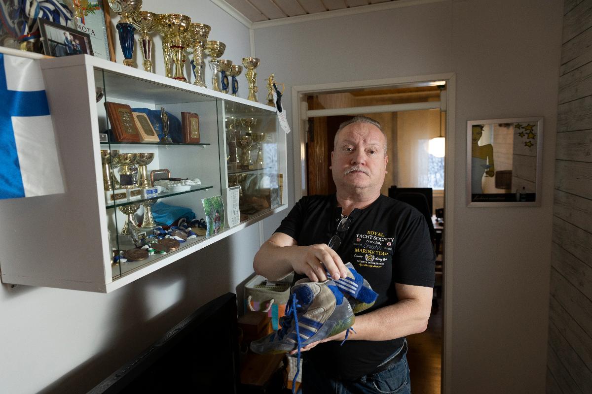 Juha Peltola esittelee edesmenneen poikansa Jussin painikenkiä ja painipalkintoja, joita 18-vuotiaana kadonnut nuorukainen ehti voittaa myös ulkomailta. – Oli laji mikä hyvänsä ja lyötiin hänelle jalkaan sukset, piikkarit tai lenkkarit, hän pärjäsi joka lajissa. Kävimme myös yhdessä Lapissa kalastelemassa ja seuran mailla metsästelemässä, isä kertoo.