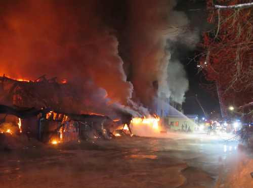 Teollisuushallin palo Akaassa.jpg